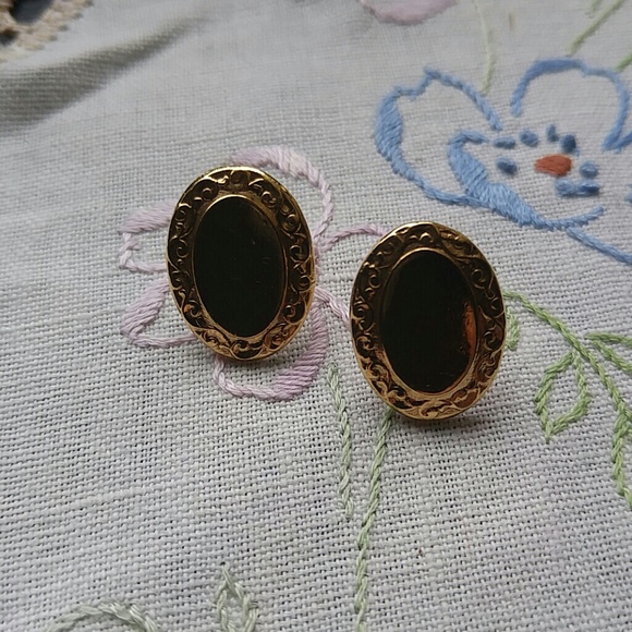 ♦ 3 for $15 Ornate Oval Gold Stud Earrings - Picture 3 of 8